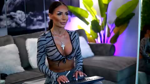 Snapshot of raquellevon chatting on October 8, 8:56 am Raquelle online show from October 8, 8:56 am