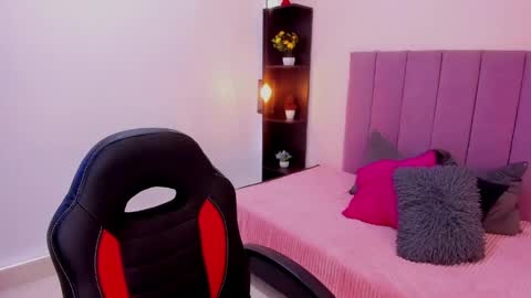 raven_loove online show from April 13, 7:30 pm