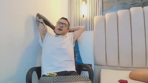 ravenandcody online show from October 23, 4:23 am