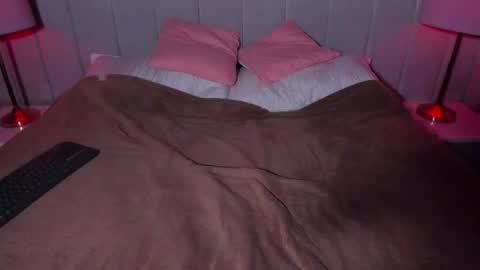 Ravenfox  online show from April 8, 3:50 am