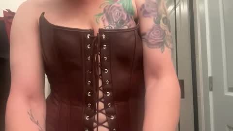 Snapshot of ravenrayyy chatting on April 18, 5:11 am Raven Ray online show from April 18, 5:11 am