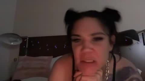 Snapshot of ravenrayyy chatting on May 26, 9:27 am Raven Ray online show from May 26, 9:27 am
