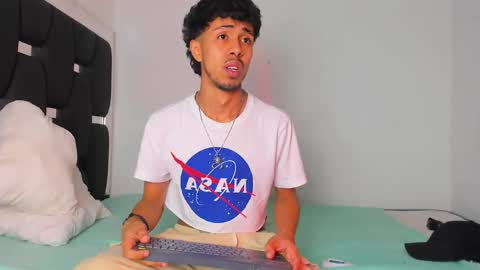 Snapshot of raydevil_ chatting on October 21, 8:48 am Rayn online show from October 21, 8:48 am