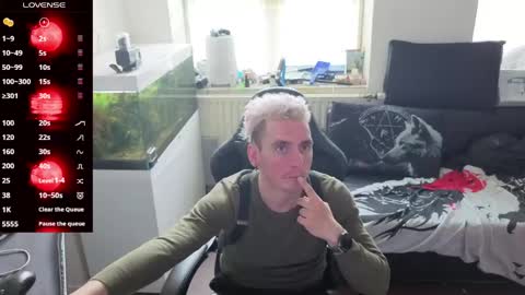 Snapshot of rayzel_white chatting on May 6, 11:37 am Rayzel White online show from May 6, 11:37 am
