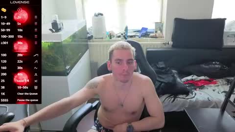 Snapshot of rayzel_white chatting on May 9, 2:33 pm Rayzel White online show from May 9, 2:33 pm