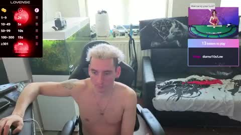 Snapshot of rayzel_white chatting on May 11, 2:01 pm Rayzel White online show from May 11, 2:01 pm