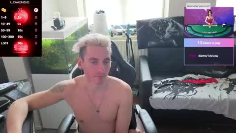Snapshot of rayzel_white chatting on May 11, 2:45 pm Rayzel White online show from May 11, 2:45 pm