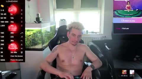 Snapshot of rayzel_white chatting on June 4, 5:52 pm Rayzel White online show from June 4, 5:52 pm