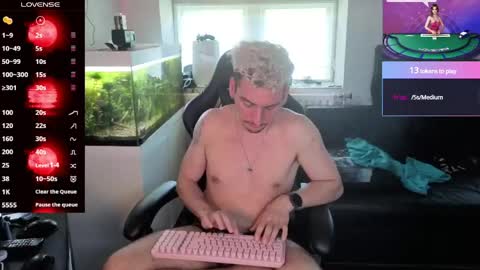Snapshot of rayzel_white chatting on June 5, 6:13 pm Rayzel White online show from June 5, 6:13 pm