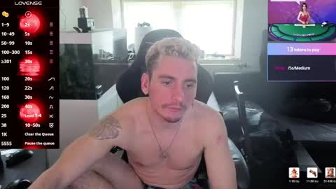 Snapshot of rayzel_white chatting on June 6, 2:11 pm Rayzel White online show from June 6, 2:11 pm