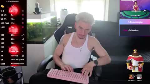 Snapshot of rayzel_white chatting on June 14, 1:02 pm Rayzel White online show from June 14, 1:02 pm