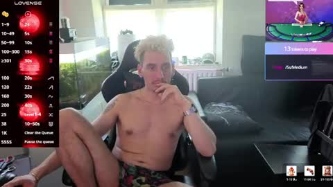 Snapshot of rayzel_white chatting on June 22, 12:02 pm Rayzel White online show from June 22, 12:02 pm