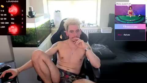 Snapshot of rayzel_white chatting on June 26, 12:20 pm Rayzel White online show from June 26, 12:20 pm