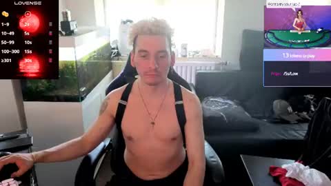 Snapshot of rayzel_white chatting on July 2, 12:11 pm Rayzel White online show from July 2, 12:11 pm