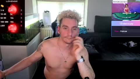 Snapshot of rayzel_white chatting on July 4, 1:17 pm Rayzel White online show from July 4, 1:17 pm