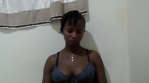 Snapshot of realqueen_ chatting on November 16, 4:56 pm queen online show from November 16, 4:56 pm