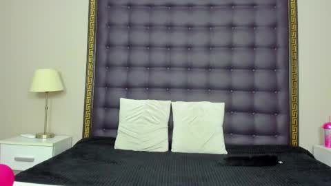 rebeccavibes online show from November 17, 8:25 pm