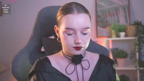 QUEEN OF EVIL online show from December 19, 10:00 pm