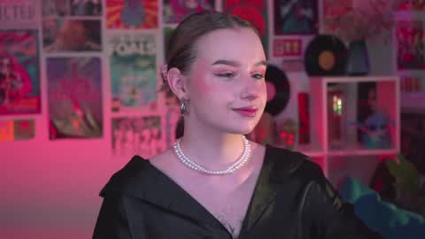 QUEEN OF EVIL online show from December 21, 8:32 pm