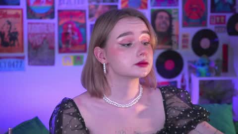 QUEEN OF EVIL online show from December 23, 11:39 pm