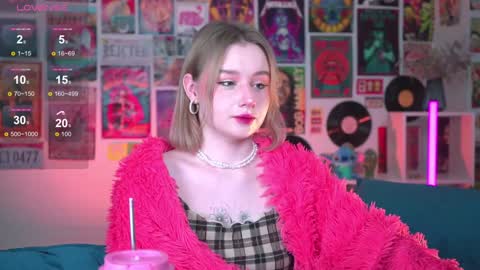 QUEEN OF EVIL online show from December 27, 10:59 pm