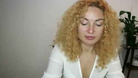 reddgirll online show from February 3, 8:35 pm
