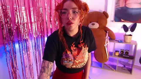 Snapshot of redgirrl_77 chatting on May 6, 11:48 am Mere online show from May 6, 11:48 am