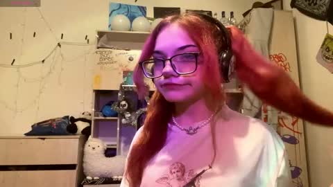 Snapshot of redheadcatxd chatting on April 18, 9:37 pm Eva online show from April 18, 9:37 pm