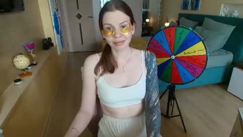 Snapshot of reginasparkle chatting on August 6, 7:21 am Regina online show from August 6, 7:21 am