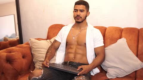 Snapshot of reik_von chatting on October 21, 12:17 pm Reik online show from October 21, 12:17 pm