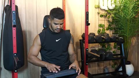 Snapshot of reik_von chatting on October 29, 12:18 pm Reik online show from October 29, 12:18 pm