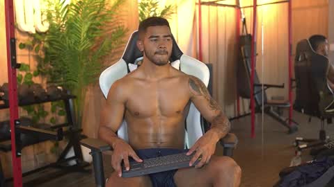 Snapshot of reik_von chatting on December 3, 12:14 pm Reik online show from December 3, 12:14 pm