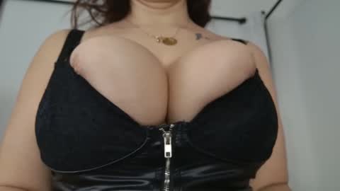 Snapshot of renattabigboobs chatting on January 30, 8:22 am Renatta online show from January 30, 8:22 am