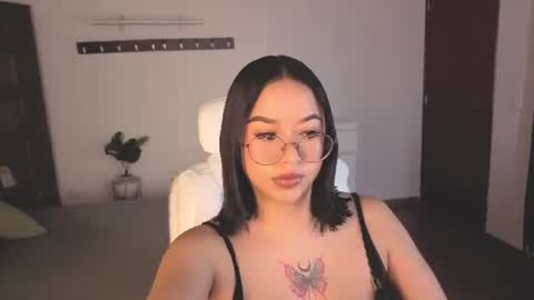 Snapshot of renaxi_smith chatting on July 11, 7:27 pm renaxi_smith online show from July 11, 7:27 pm