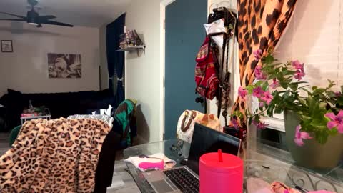 Snapshot of rene_heartz99 chatting on December 8, 11:08 pm Naughty closet slut here to suck all your friends off online show from December 8, 11:08 pm