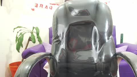 Snapshot of rennesanti chatting on December 4, 4:43 am R E N E online show from December 4, 4:43 am