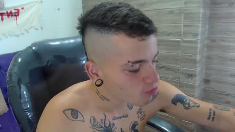 Snapshot of rennesanti chatting on December 5, 3:59 am R E N E online show from December 5, 3:59 am