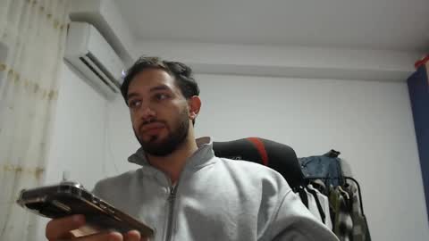 Snapshot of revivedunknown chatting on January 4, 4:33 am Chris online show from January 4, 4:33 am