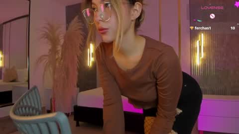 Snapshot of riley_sierra chatting on June 12, 1:10 pm Riley Sierra online show from June 12, 1:10 pm