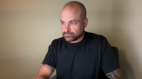 Snapshot of roadking1122 chatting on October 27, 1:42 am roadking1122 online show from October 27, 1:42 am