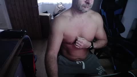 Snapshot of rob28101 chatting on November 18, 8:08 am rob online show from November 18, 8:08 am