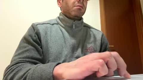 Snapshot of roberpierre_ho chatting on February 28, 1:17 am roberpierre_ho online show from February 28, 1:17 am