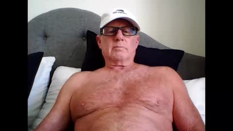 Snapshot of robo0000 chatting on April 3, 7:45 pm robo0000 online show from April 3, 7:45 pm
