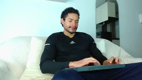 Snapshot of roby_millerr chatting on October 10, 2:16 pm roby_millerr online show from October 10, 2:16 pm