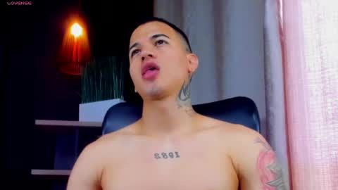 Snapshot of rocco_santos chatting on April 28, 6:35 pm rocco_santos online show from April 28, 6:35 pm