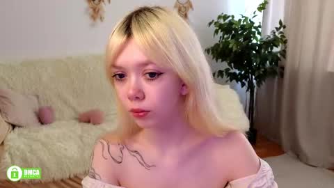 Snapshot of rochelle_dolly chatting on June 15, 9:44 am rochelle_dolly online show from June 15, 9:44 am