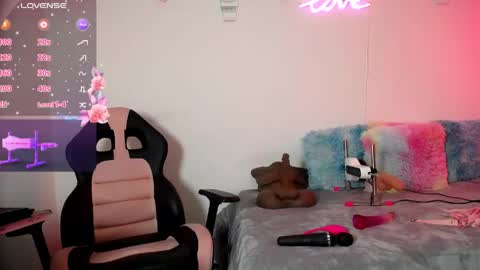 Snapshot of rocker_chica_camila chatting on May 7, 4:12 pm Camila online show from May 7, 4:12 pm