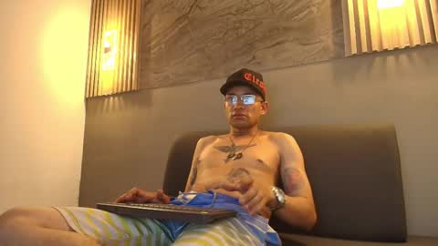 Snapshot of roger_flyn chatting on December 18, 4:18 am roger_flyn online show from December 18, 4:18 am