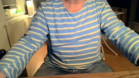 Snapshot of rolandloser1000 chatting on December 15, 4:59 pm rolandloser1000 online show from December 15, 4:59 pm