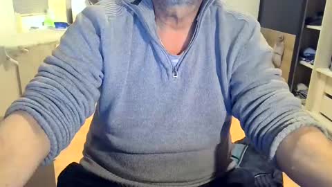 Snapshot of rolandloser1000 chatting on January 19, 7:37 pm rolandloser1000 online show from January 19, 7:37 pm